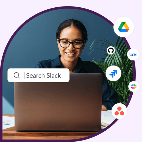 一位戴眼镜的女员工微笑着使用 Slack 全新的企业搜索功能。